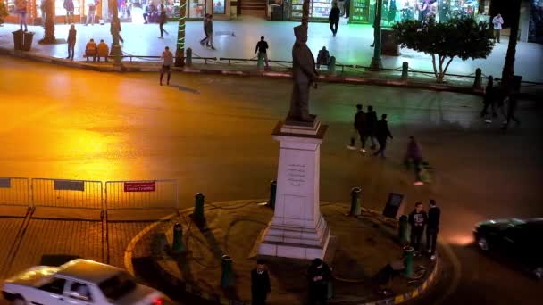 Kairo Egypten December 2017 Människor Promenader Över Den Upptagen Talaat — Stockvideo