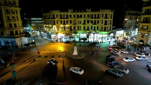 カイロ エジプト 2017 騒々しい夜のタラート Harb 高速トラフィックと人々 日カイロの道を渡って歩くと広場 — ストック動画