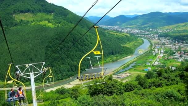乌克兰米日里亚 2018年7月1日 7月1日 在米日里亚 Makovytsia 山的滑雪缆车上可以看到弯曲的 Rika Roiver 和山村的景色 — 图库视频影像