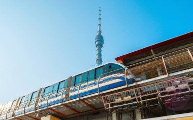 Moskova monoray hattı arka planda, Rusya Ostankino Kulesi manzaralı Teletsentr istasyonunda modern Tren.