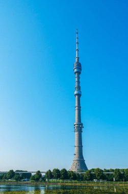 Ostankino Kulesi ve yemyeşil yeşil ağaçların, Rusya arkasında Moskova Monoray köprü manzaralı gölet banka boyunca yürümek.