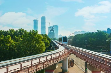 Moscow, Rusya Federasyonu - 29 Haziran 2013: Moskova Monoray tren yönünü çalışan ünlü anıt ve kolhoz kadın, Ostankino Parkı, 29 Haziran Moskova yeşillikler arkasında görülen sürücüler