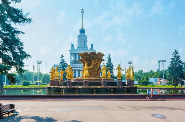 Moscow, Rusya Federasyonu - 29 Haziran 2013: Fuar Sergi Merkezi sitesini ziyaret edin ve korunmuş Sovyet gibi simge yapılara, dostluk of Nations Çeşmesi ve Sovyet Cumhuriyetleri, birinin üzerinde 29 Haziran Moskova keyfini çıkarın