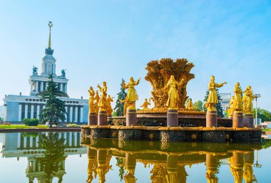 Moscow, Rusya Federasyonu - 29 Haziran 2013: Süslü dostluk of Nations Çeşme ve Pavilion 1 arkasında iyi Sosyalist gerçekçilik stil, 29 Haziran Moskova fuar fuar merkezinde korunmuş örnekler