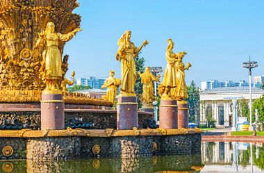 Moskova, Rusya - 29 Haziran 2013: Dostluk of Nations, 29 Haziran Moskova Fuar (Sovyet sergi salonu), Ostankinsky bölgesi, yaldızlı, içinde bulunduğu site ile kaplı büyük çarpıcı Çeşme etrafında yürüyüş