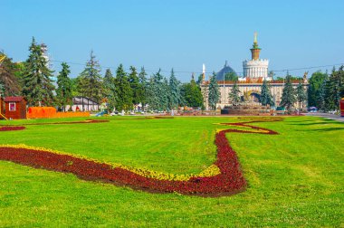 Moscow, Rusya Federasyonu - 29 Haziran 2013: Doğal çiçek yatak ve uzun köknar ağaçlarının Vdnh (eski Sovyet Sergi Merkezi) sokak süslemeleri, Ukrayna Pavilion arka plan üzerinde 29 Haziran Moskova görülür