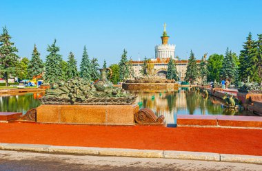 Moskova, Rusya - 29 Haziran 2013: Bronz heykel kompozisyon sınır üzerinde 29 Haziran Moskova endüstriyel Meydanı fuar fuar merkezinde bulunan taş çiçek Çeşmesi