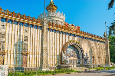 Moscow, Rusya Federasyonu - 29 Haziran 2013: Pavilion Ukrayna fuar sitesi, bina çarpıcı cephe Mayolikası, vitray pencereler, seramik panelleri ve oymalar, ile 29 Haziran Moskova süslüdür