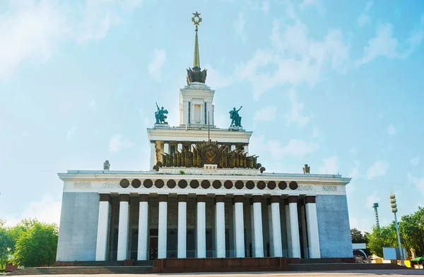 俄罗斯莫斯科 2013年6月29日 以社会主义现实主义风格建造的国民经济成就展 Vdnh 于6月29日在莫斯科建造了金色的尖顶 雕像和苏联符号 — 图库照片