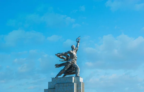 鋼記念碑の労働者とコルホーズの女性はモスクワで 日ミラ アベニューに位置するソビエト連邦の主要なシンボルの一つであるモスクワ ロシア 2013 — ストック写真