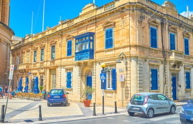 Mosta, Malta - 14 Haziran 2018: Güzel tarihi yapı mavi panjurlar ve balkon komşuları ile 14 Haziran Mosta içinde Basilica Rotunda.