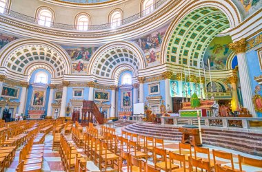 Mosta, Malta - 14 Haziran 2018: Rotunda zengin dekorasyon ve büyük boyutta kolaylaştırır en ilginç yapılarından biri Malta'da, 14 Haziran Mosta içinde.