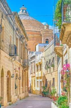Mosta kasaba kubbesi Rotunda, arka planda, Malta ana Simgesel Yapı, konut sessiz mahallede