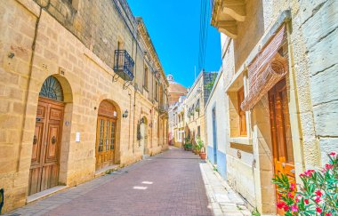 Mosta, Malta - 14 Haziran 2018: Varsayım Bazilikası'na yürüme mesafesinde sessiz cadde boyunca çevrili tipik Malta tarzı, düşük konut evleri ile 14 Haziran Mosta içinde.