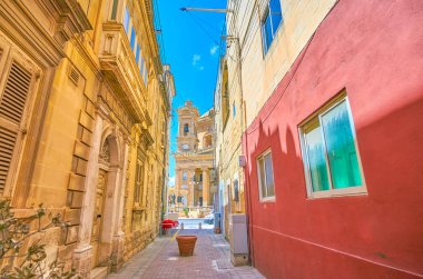 Adanın ortasında küçük kasaba Mosta şirin dar sokakları, tipik Malta evler ve şehrin merkezindeki büyük bazilika Rotunda sahiptir.