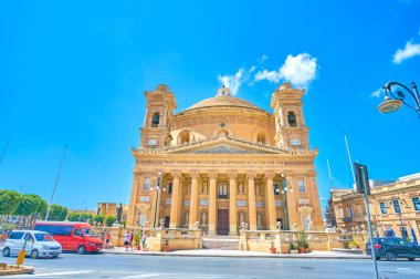 Mosta, Malta - 14 Haziran 2018: Basilica Rotunda cephe görünümü büyük kubbe ve sütunları ve iki çan kulelerinin üzerinde Haziran 14 Mosta kenarları ile güzel sundurma ile.
