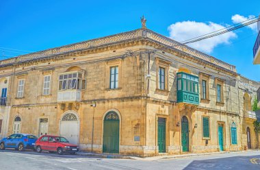 Tipik balkon ve çatı, Mista kentindeki Malta köşesinde bir aziz heykeli ile eski Malta yapı