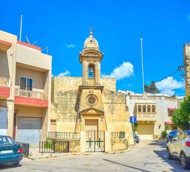 Eski küçük kilisenin çan kulesi Mosta Town, Malta konut mahalle bulunmaktadır