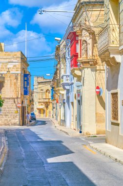 Mosta, Malta - 14 Haziran 2018: Tipik Malta ile konut eski düşük taş evleri ve dar sokakları, 14 Haziran Mosta içinde.