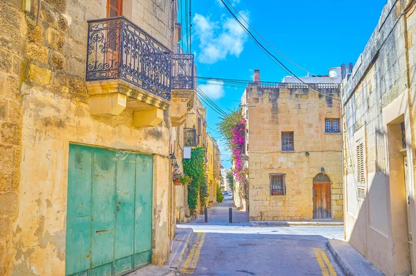 狭い通りと旧市街 Mosta マルタの車線の迷路で散歩 — ストック写真
