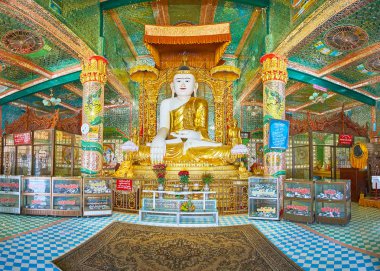 Sagaing, Myanmar - 21 Şubat 2018: Panorama, dua hall, yakında Oo Ponya Shin selami (Zirvesi Pagoda) buda Touching Earth günü 21 Şubat Sagaing zengin dekorlar ve Nagar ejderha, tasvirleri ile çevrili, büyük heykeli ile