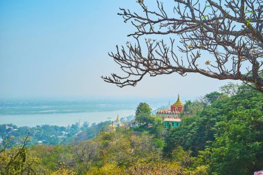 Sagaing pastoral doğa doğal manzara, yeşil ormanlar, çiçek açan ağaçlar ile Ayeyarwady river ve tepeler ve yamaçlar, Myanmar tarihi pagodadan kavisli.