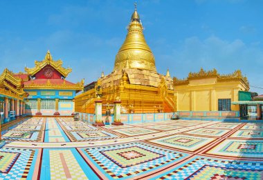 Sagaing, Myanmar - 21 Şubat 2018: Ortaçağ yakında Oo Ponya Shin selami (Zirvesi Pagoda) katta, güzel yaldızlı stupa ve günü 21 Şubat Sagaing çok sayıda türbelerin renkli desenleri ile pitoresk avlu