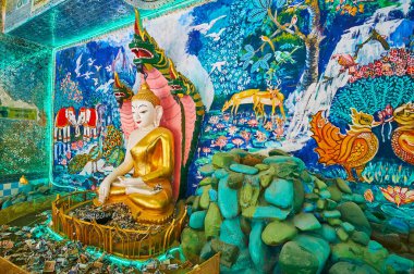 Sagaing, Myanmar - 21 Şubat 2018: Yakında Oo Ponya Shin selami (Zirvesi Pagoda) tapınak duvarlarında günü 21 Şubat Sagaing çiçek ve hayvansı boya ile içinde Naga-Raja Buda resim
