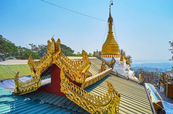 Резная Золотая Ступа Краю Холма Сагаинг Позади Крыши Храма Сун — стоковое фото