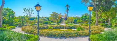 Naxxar, Malta - 14 Haziran 2018: Palazzo Parisio'nın bahçesinde küçük gölet orta ve taş ile panoramik görünümü üzerinde Haziran 14 Naxxar kapılar ve arka plan üzerinde oyulmuş.