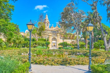 Naxxar, Malta - 14 Haziran 2018: Palazzo Parisio şehrin en popüler landmark biridir ve kendi bahçe gür yeşilliklerle, 14 Haziran Naxxar içinde zevk bir boş vakit geçirmek için güzel bir yerdir.