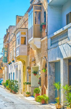 Eski Konut Evleri çizgi tencere ve daha yüksek katta Naxxar, Malta ahşap Malta balkon çiçeklerle dekore edilmiş