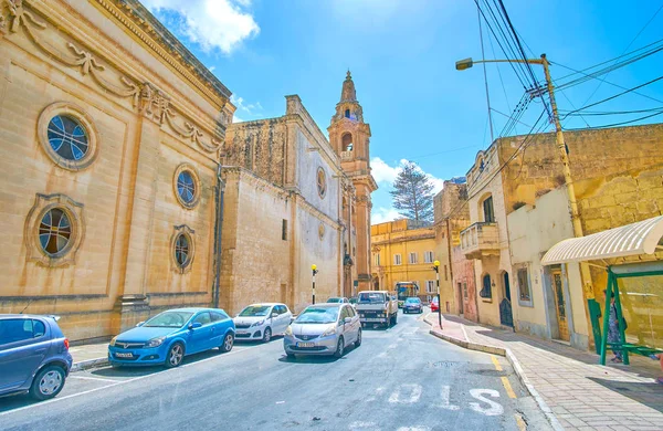 马耳他纳克萨尔 2018年6月14日 纳克萨尔当地教区教堂旁小镇狭窄道路上的交通繁忙 — 图库照片