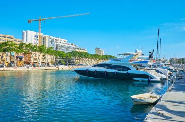 Valletta marina manzaralı sahil mesire Ta'Xbiex Town, Malta demirli Yatlar boyunca yürümek.