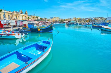 Marsaxlokk, Malta - 18 Haziran 2018: Çok sayıda balıkçılık ve Turizm Malta luzzu tekne Harbour, dalgaların üzerinde 18 Haziran Marsaxlokk içinde üzerinde sallanan.