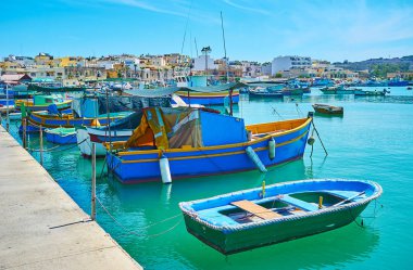 Marsaxlokk, Malta - 18 Haziran 2018: geleneksel luzzu gemiler, Delimara sahillerindeki turistik geziler üzerinde 18 Haziran Marsaxlokk içinde sunan yüzlerce tekne Harbour, en popüler balık tutma Köyü.