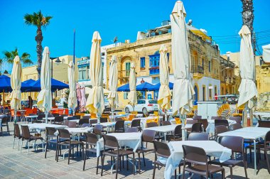 Marsaxlokk, Malta - 18 Haziran 2018: Turistik restoran sahil Marsaxlokk - balıkçı köyü ve 18 Haziran Marsaxlokk içinde ünlü tatil üzerinde açık hava teras.