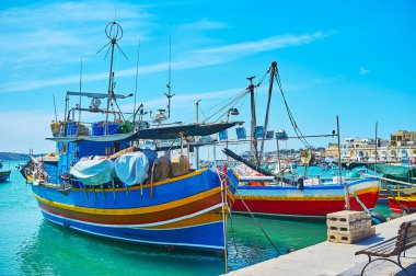 Geleneksel köy, Marsaxlokk, onun güzel siteler için Malta ünlü ahşap balıkçı tekneleri.