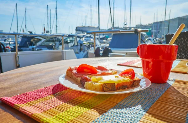 Yat'ın güvertede Kahvaltı günün en iyi başlangıç, neşeli, hissetmek için mükemmel bir seçim Valletta, Malta, sıcak kahve ile lezzetli sandviçler.