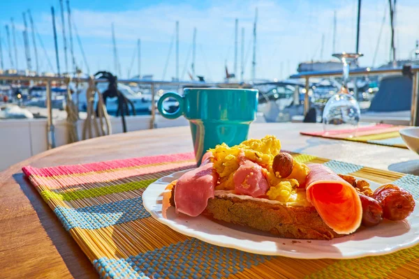 Sabah aroma kahve bir fincan marinasıyla Valletta ve omlet, sosis ve peynir, Malta taze tatmin edici sandviçle tanışın.