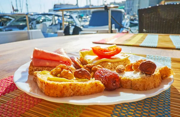 Godetevi Colazione Yacht Con Deliziosi Panini Panorami Marini Valletta Malta — Foto Stock