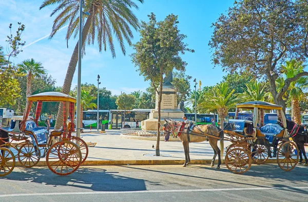 マルタ 2018 マルタ Karozzin 伝統的な馬車と人気の観光スポット 巡礼で 日モール沿いの遊歩道から ルートを開始 — ストック写真