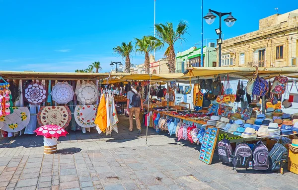 马耳他马尔萨什洛克 2018年6月18日 旅游市场占据海滨长廊的一部分 并提供各种不同的纪念品 传统的马耳他件和配件 6月18日在马尔萨什洛克 — 图库照片