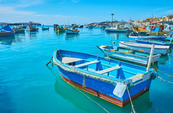 Marsaxlokk, Malta - 18 Haziran 2018: Renkli ahşap luzzu tekne kayanın üzerinde dalgaların üzerinde 18 Haziran Marsaxlokk Marsaxlokk Bay Harbour.