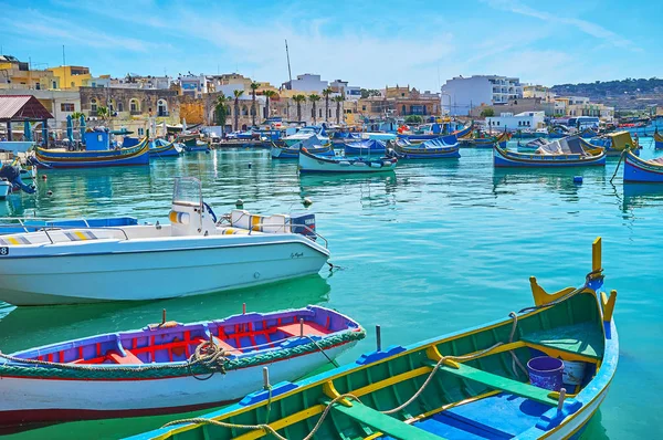 Marsaxlokk, Malta - 18 Haziran 2018: The Marsaxlokk Bay Limanı ile çok sayıda balıkçı tekneleri Köyü, en güzel yerlerinden biri üzerinde 18 Haziran Marsaxlokk içinde olduğunu.
