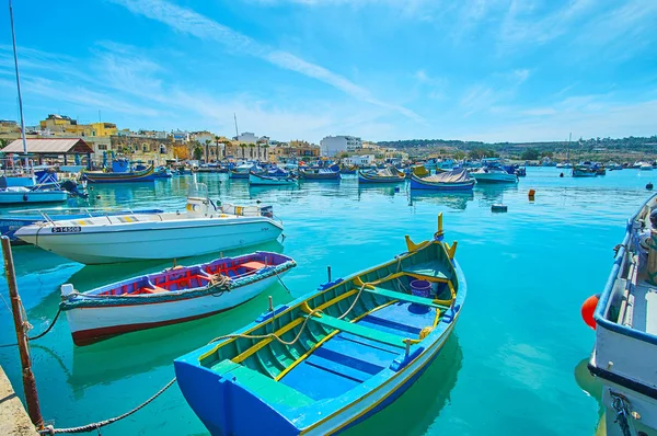 Marsaxlokk, Malta - 18 Haziran 2018: Sabah Marsaxlokk Bay harbour üzerinde 18 Haziran Marsaxlokk içinde demirli balıkçı tekneleri ve geleneksel Maltezze luzzu tekneler, dolu.