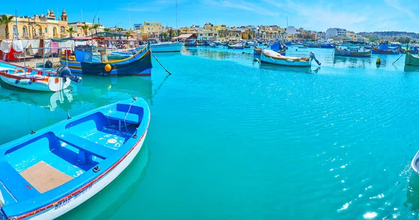 Marsaxlokk Malta Июня 2018 Года Прогулка Набережной Деревни Видом Лодки — стоковое фото