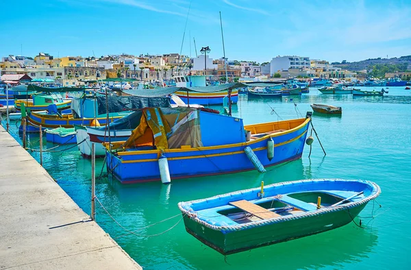 Marsaxlokk, Malta - 18 Haziran 2018: geleneksel luzzu gemiler, Delimara sahillerindeki turistik geziler üzerinde 18 Haziran Marsaxlokk içinde sunan yüzlerce tekne Harbour, en popüler balık tutma Köyü.