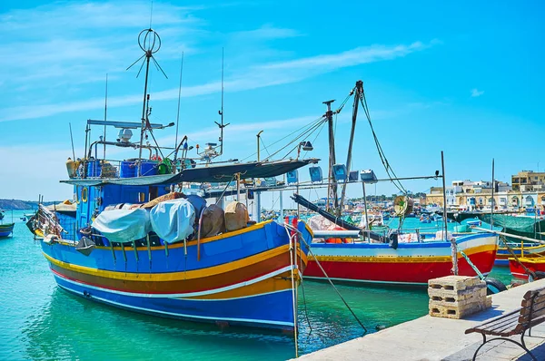 Geleneksel köy, Marsaxlokk, onun güzel siteler için Malta ünlü ahşap balıkçı tekneleri.