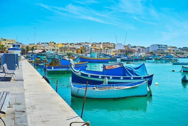 Wandeling Langs Prachtige Vissershaven Van Marsaxlokk Beroemd Traditionele Houten Luzzu — Stockfoto